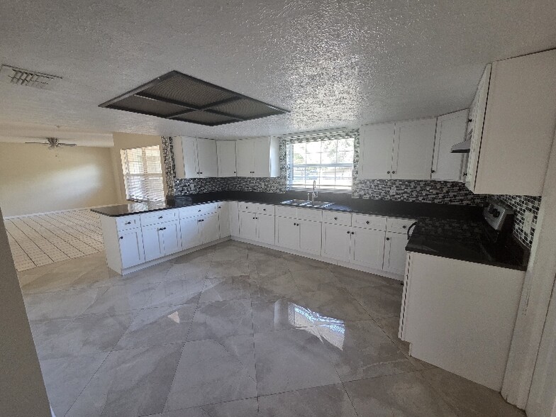 Building Photo - 8649 Forest Lake Dr