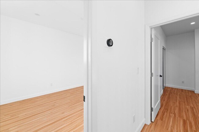 Building Photo - Modern Three Story Apartment!