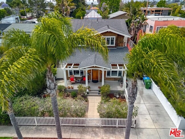 Building Photo - 933 Venezia Ave