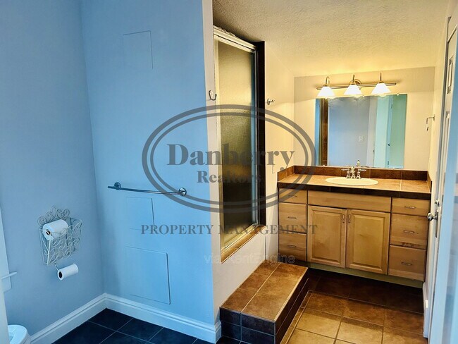 Building Photo - 436 E 5th St