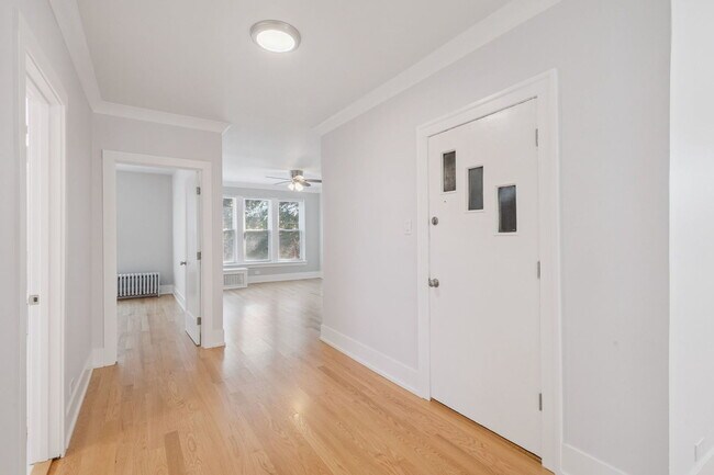 Building Photo - 1631 Monroe St