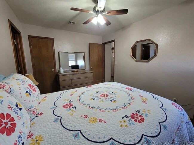 Building Photo - 415641 E 1094 Rd