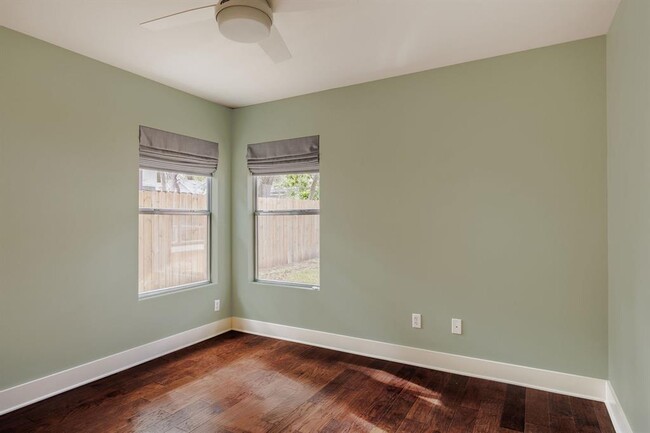 Building Photo - 1203 W Oltorf St