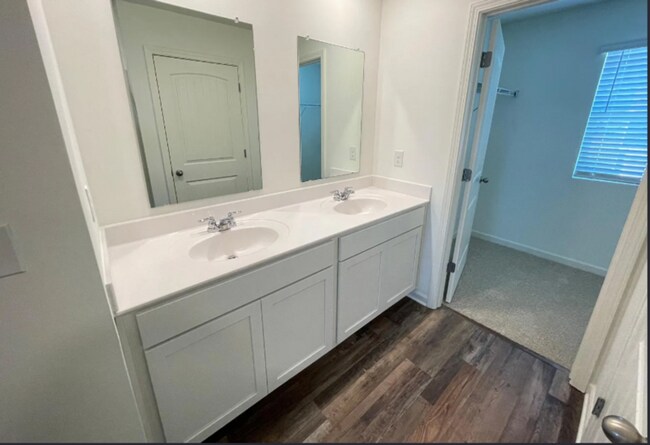 Building Photo - 229 Chelsea Pk Cir