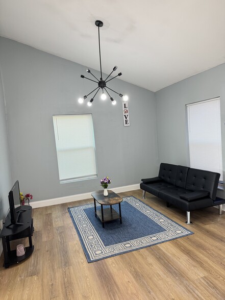 Building Photo - 414 N 60th Way