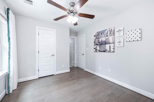 Building Photo - 2022 Groveland Glen Dr