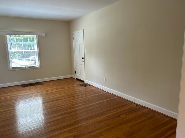 LR - 2323 Broadmeade Rd