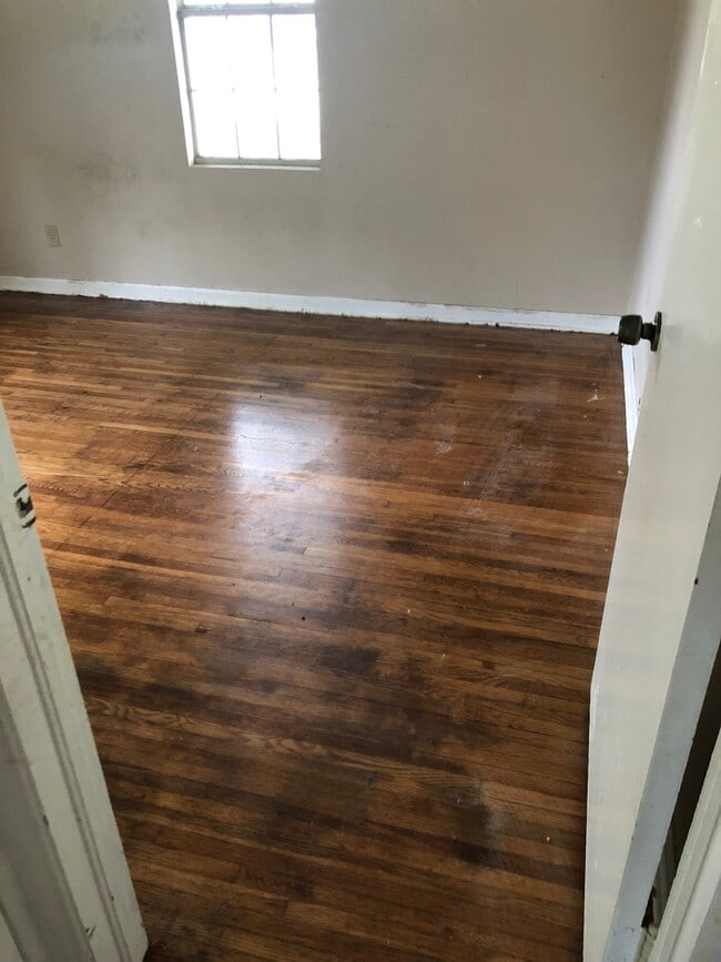 Building Photo - Nice three bedroom with hardwood floors, and Two car garage