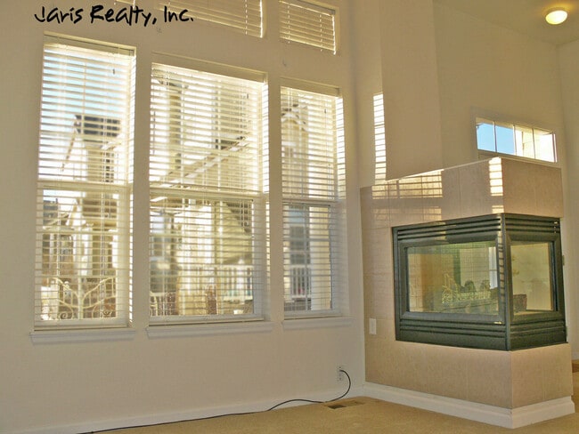 Building Photo - Fabulous Dual-Suite Red Hawk Town-home w/G...