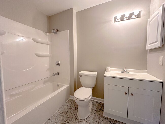 Building Photo - 3 Bedroom/2Bath Ranch inside Lake Monticello Community