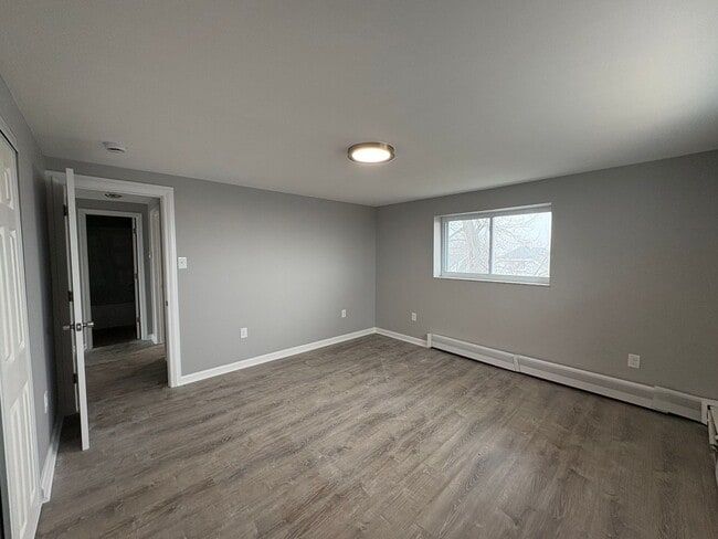 Building Photo - Completely remodeled 2 Bedroom Apartment in Bellevue with private Balcony!