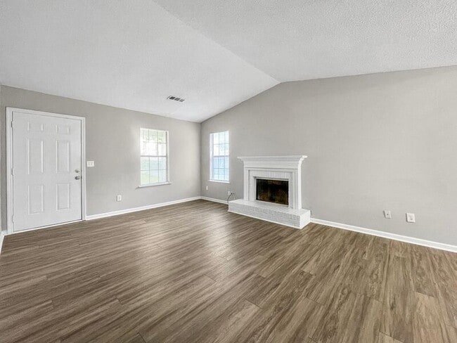 Building Photo - 2135 Valley Oaks Dr SE
