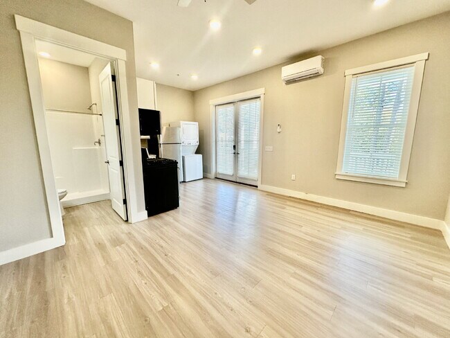 Building Photo - Second Floor, Studio Apartment in Old Town Bluffton!