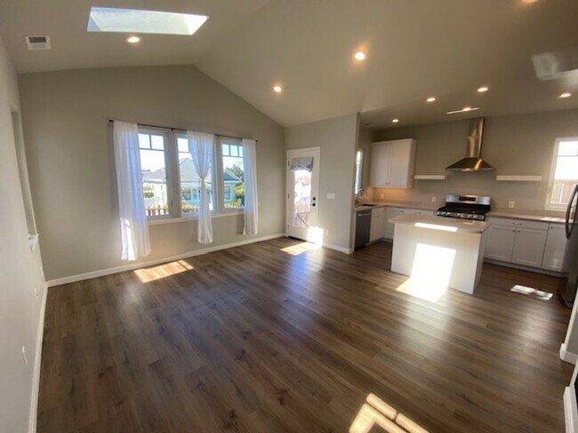 Building Photo - Pacific Grove Cottage!