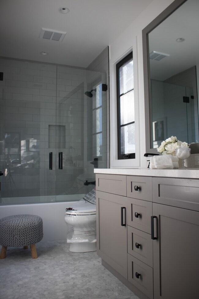 Building Photo - 1348 S Burnside Ave