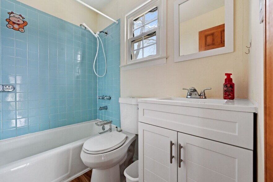 Building Photo - 2881 Meadowcrest Dr