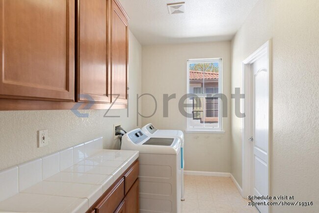 Building Photo - Unit