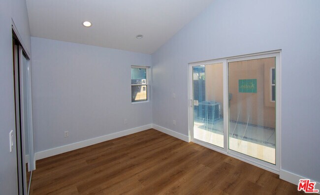 Building Photo - 2208 S Harcourt Ave