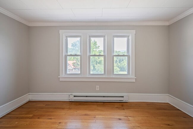 Building Photo - 4 bedroom home in Rich Creek!