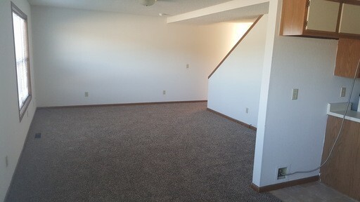 Building Photo - 3 Bed 2.5 Bath 2 Car Garage Split Duplex- ...