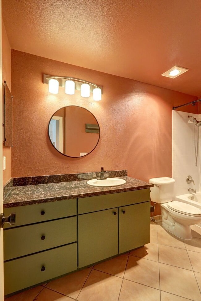 Building Photo - Spacious 1bd, 1ba Condo Available in Perfect Mercer Island Location!