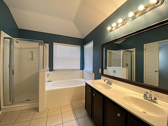 Building Photo - 102 Mission Dr