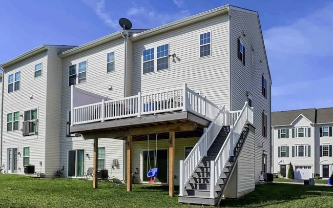 Building Photo - Coming Soon! "Charming 3-Bedroom Townhouse Retreat with Spacious 1960 sq ft Layout in York, PA!"