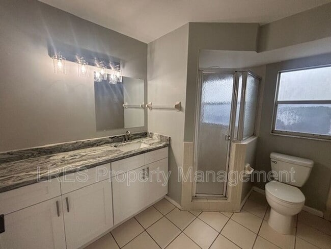 Building Photo - 1004 Stout Ct