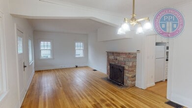 Building Photo - Coveted Old Town Lake Oswego Craftsman | Walk to George Rogers Park, Downtown Dining & Shopping