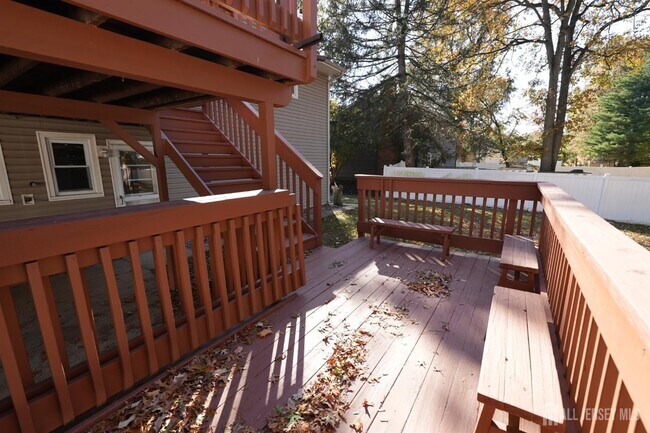 Building Photo - 1355 Axel Ave