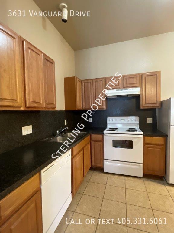 Building Photo - 3631 Vanguard Dr