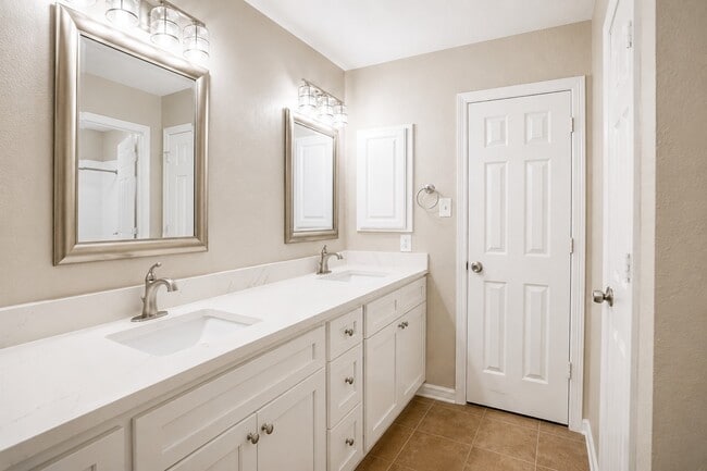 Building Photo - 3906 Lakeridge Canyon Dr