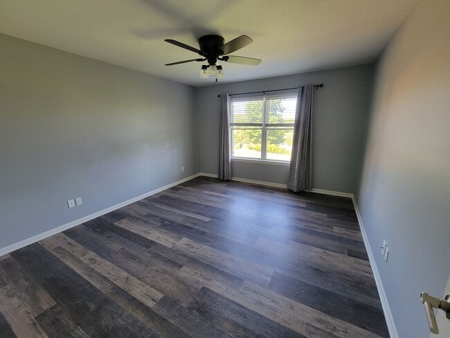 Building Photo - 5 bed/ 3 bath Single family home.