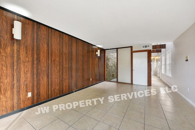 Building Photo - 311-311 Lilac St
