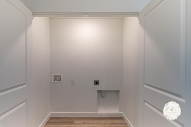 Building Photo - Brand New Townhome In Spanish Fork With Lu...