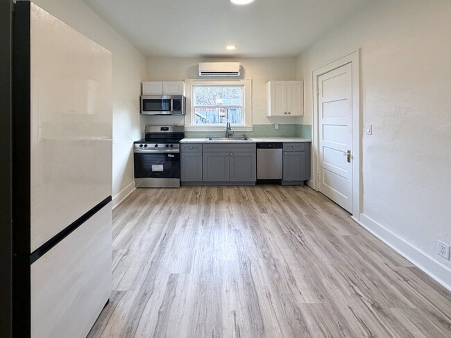 Building Photo - 577 Madison St