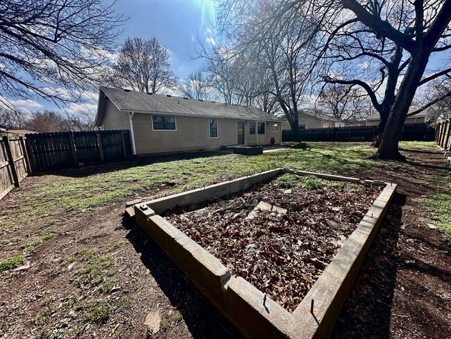Building Photo - For lease: 3 Bed, 2 Bath Home in Northeast Joplin, MO - $1650.00/Mo| Indoor Storm Shelter/Fenced ...