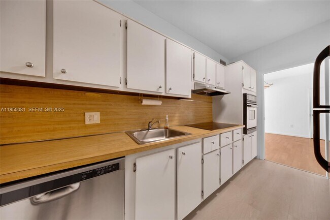 Building Photo - 1880 S Treasure Dr