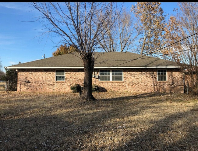 Building Photo - 1203 E Pecan St