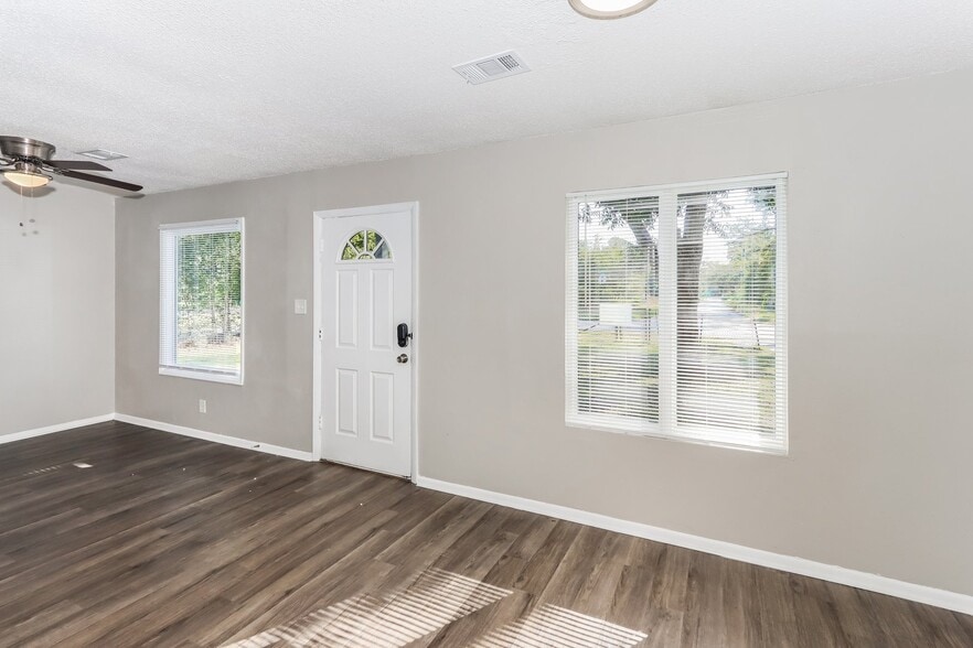 Building Photo - 245 Ward St