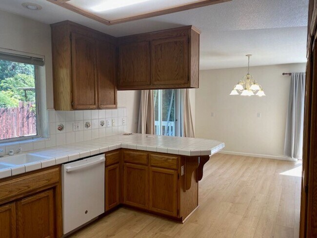 Building Photo - Roomy 3 Bedroom 2 Bathroom Home Walk to Do...