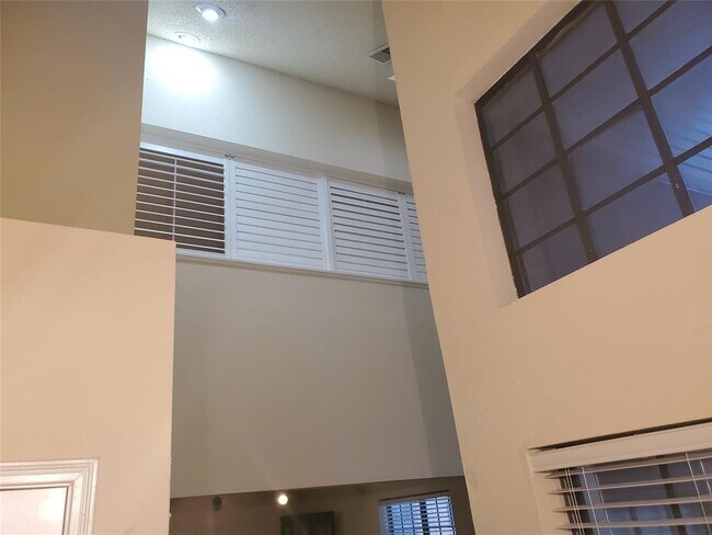 Building Photo - 2425 Holly Hall St