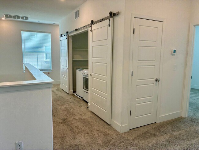 Building Photo - 2846 E Tamarind Dr
