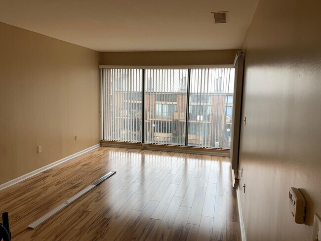 Building Photo - 201 Riverside Pl