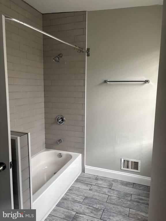 Building Photo - 411 Robert St