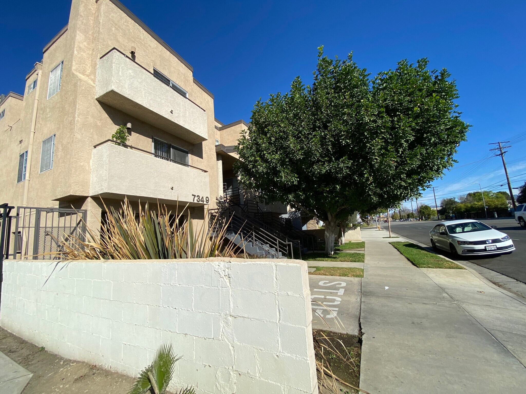 Building Photo - 7349 Balboa Blvd