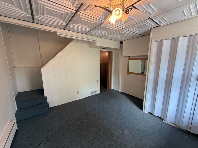 Building Photo - Updated Home - Greenfield