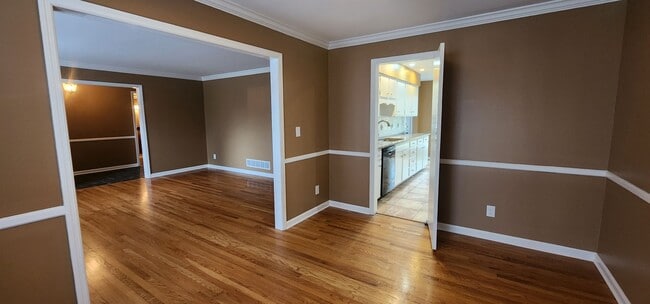 Building Photo - FRESH Paint!  Sprawling, Hurstbourne Ranch with Basement!  3 Bedrooms, 3 Full Baths, Hardwood Flo...