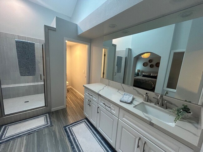 Building Photo - 2 Bed 2.5 bath townhome located on the golf course!