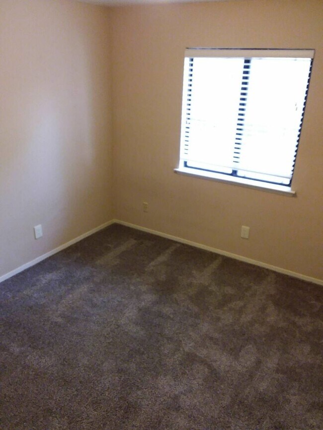 Building Photo - 450 Solar Way